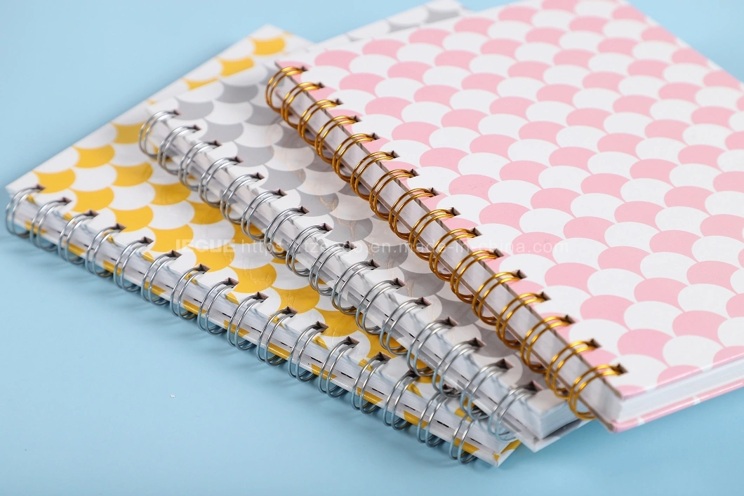 Hoja alineada colorida del cuaderno del orden del día 2018 semanales lindos, planificador de encargo del cuaderno espiral